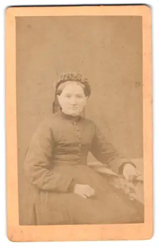 Fotografie G.H.D. Eggers, Soltau, Schützenstrasse, Sitzende Dame im Kleid