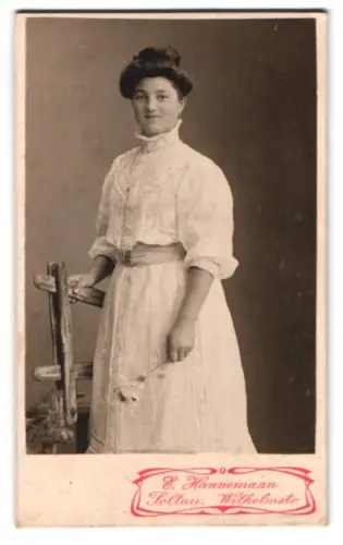 Fotografie E. Hannemann, Soltau, Wilhelmstrasse, Porträt einer Dame im eleganten Kleid
