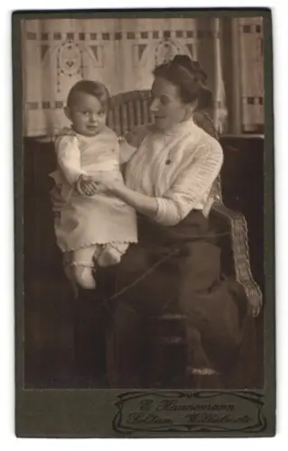 Fotografie E. Hannemann, Soltau, Wilhelmstrasse, Mutter mit Kind auf einem Stuhl