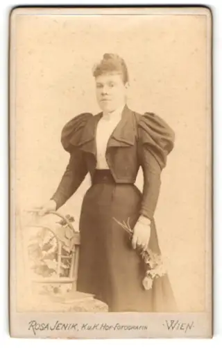 Fotografie Rosa Jenik, Wien, Mariatreugasse 6, Dame mit Blumenstrauss