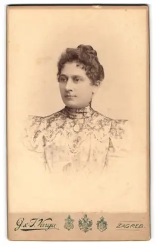 Fotografie G. v. Varga, Zagreb, Ilica 34, Porträt einer Dame in elegantem Kleid
