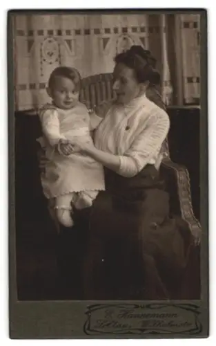 Fotografie E. Hannemann, Soltau, Wilhelmstrasse, Mutter mit Kleinkind