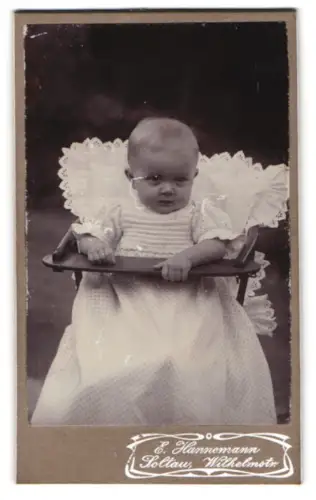 Fotografie E. Hannemann, Soltau, Wilhelmstrasse, Kleinkind im eleganten Kleid