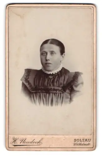 Fotografie H. Neudeck, Soltau, Wilhelmstrasse, Porträt einer Frau mit Spitzenkleid