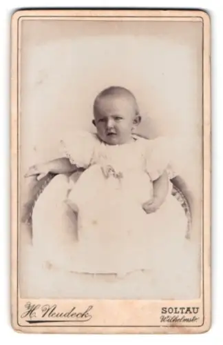 Fotografie H. Neudeck, Soltau, Wilhelmsstr., Porträt eines kleinen Kindes