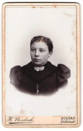 Fotografie H. Neudeck, Soltau, Wilhelmstrasse, Portrait einer jungen Frau