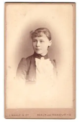 Fotografie L. Haase & Co., Berlin, Unter den Linden 62/63, Porträt einer jungen Frau