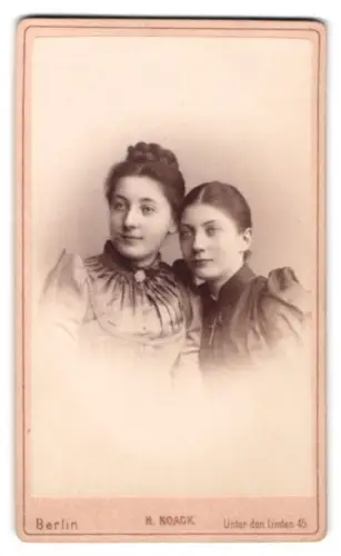 Fotografie H. Noack, Berlin, Unter den Linden 45, Zwei Damen in feiner Kleidung