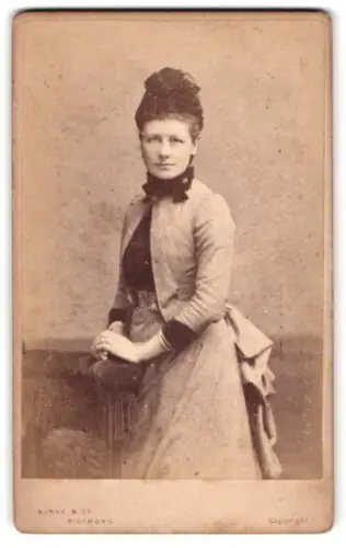 Fotografie Byrne & Co, Richmond, Hill Street, Frau im eleganten Kleid