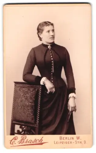 Fotografie C. Brasch, Berlin, Leipziger-Str. 9, Dame im eleganten Kleid