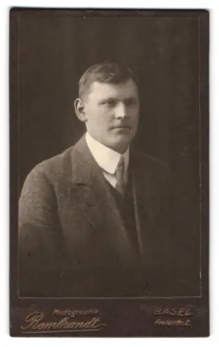 Fotografie Rembrandt, Basel, Freiestr. 2, Porträt eines ernsthaften Mannes