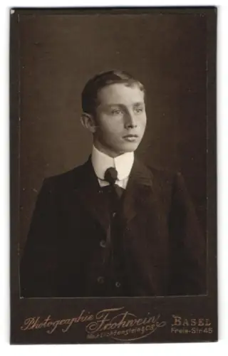 Fotografie Frohwein, Basel, Freie-Str. 45, Junger Mann im Anzug
