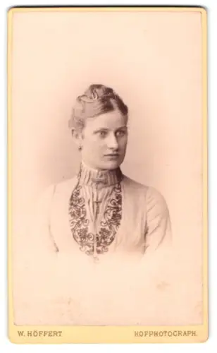 Fotografie W. Höffert, Dresden, Seestr. 21, Porträt einer jungen Frau