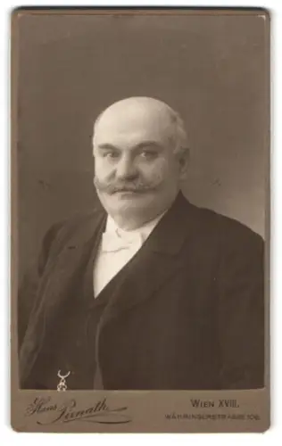 Fotografie Hans Pirnath, Wien, Währingerstrasse 106, Porträt eines Herrn mit Schnurrbart