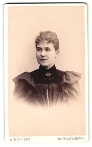 Fotografie W. Höffert, Berlin, Unter den Linden 24, Porträt einer Frau