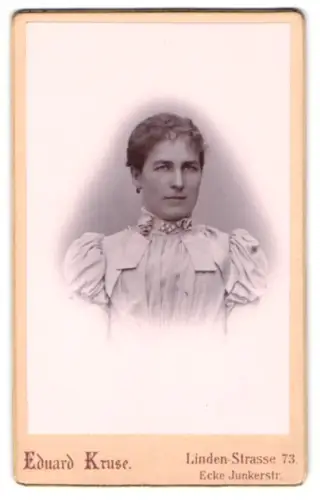 Fotografie Eduard Kruse, Berlin, Linden-Strasse 73, Porträt einer Frau