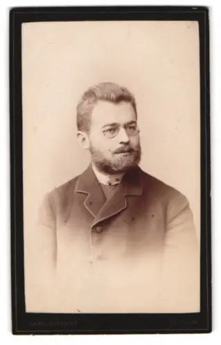 Fotografie Carl Seegert, Berlin, Grosse Frankfurterstrasse 70, Porträt eines eleganten Herrn