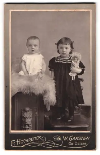 Fotografie F. Hochreiter, Wind. Garsten, Kinder mit Puppe