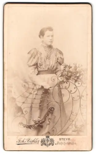 Fotografie Joh. Bichler, Steyr, Bahnhofstrasse, Dame mit Blumenschmuck