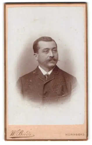 Fotografie W. Biede, Nürnberg, Frauenthorgraben 37, Porträt eines Mannes mit Schnurrbart