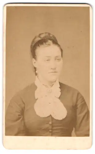 Fotografie G. H. D. Eggers, Soltau, Schützenstrasse, Porträt einer Frau mit elegantem Spitzenkragen