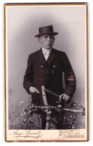 Fotografie August Spiertz, Bochum, Rottstr. 14, Porträt eines jungen Mannes mit Hut