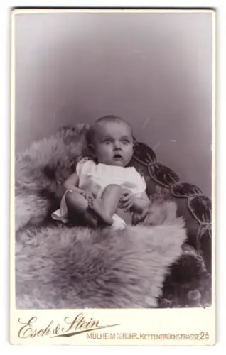 Fotografie Esch & Stein, Mülheim an der Ruhr, Kettenbrückstrasse 2, sitzendes Baby auf Fell
