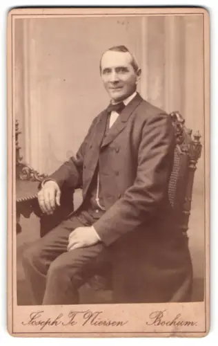 Fotografie Joseph Te Viersen, Bochum, Bahnhofstr. 37a, Porträt eines sitzenden Mannes