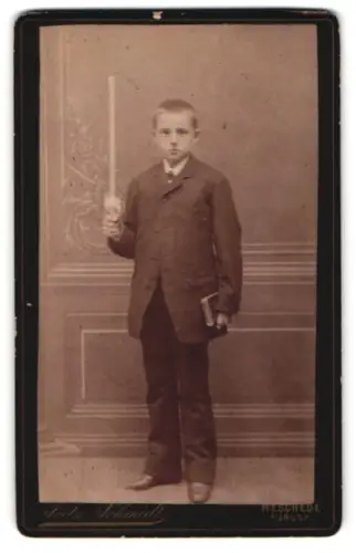Fotografie Fritz Schmidt, Meschede a. d. Ruhr, Stehender Junge mit Buch und Stab