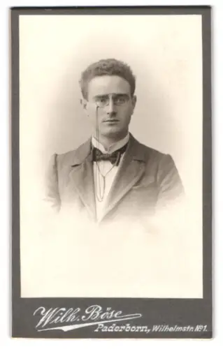 Fotografie Wilh. Böse, Paderborn, Wilhelmstr. No. 1, Porträt eines jungen Mannes mit Brille