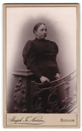 Fotografie Joseph Te Niessen, Bochum, Bahnhofstrasse 37a, Frau posiert an kunstvoller Balustrade