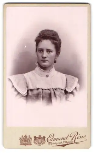 Fotografie Edmund Risse, Bochum, porträtiert eine junge Frau