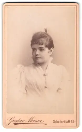 Fotografie Gustav Meeser, Hamburg-Altona, Schulterblatt 55, Porträt einer jungen Frau