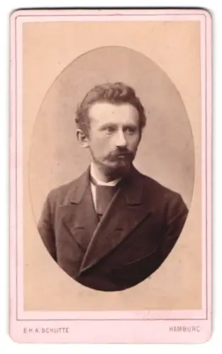 Fotografie E.H.A. Schlitte, Hamburg, Schlachterstrasse 2, Porträt eines Mannes mit Schnurrbart