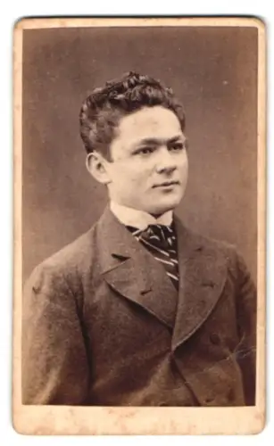 Fotografie Herm. Möbus, Hannover, Augustastrasse 15, Porträt eines jungen Mannes