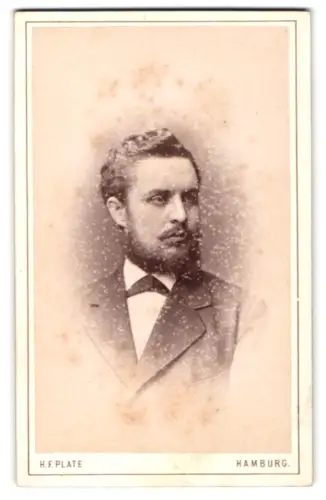 Fotografie H.F. Plate, Hamburg, Jungfernstieg 6, Porträt eines eleganten Herrn