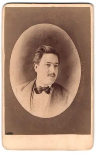 Fotografie unbekannter Fotograf und Ort, Portrait eines Mannes mit Fliege