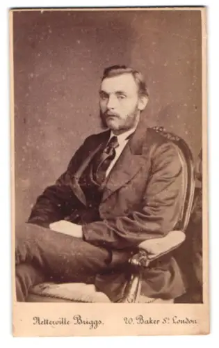Fotografie Netterville Briggs, London, 20 Baker St, Porträt eines eleganten Herrn