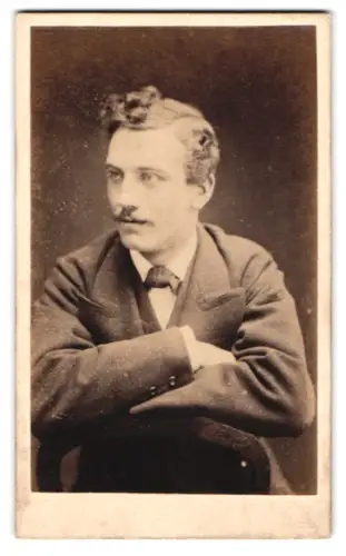 Fotografie unbekannter Fotograf und Ort, Porträt eines nachdenklichen Herrn