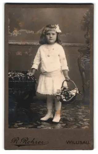 Fotografie R. Rohrer, Willisau, Mädchen mit Blumenkorb