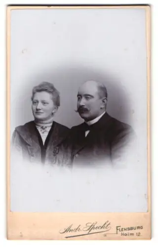 Fotografie Andr. Specht, Flensburg, Holm 12, Porträt eines eleganten Paares