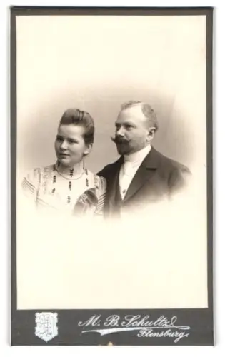 Fotografie M. B. Schultz, Flensburg, Portrait eines Paares