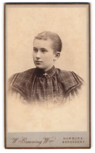 Fotografie W. Breuning Wwe., Hamburg-Bergedorf, Bergstrasse 26, Porträt einer jungen Frau