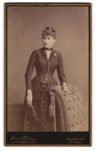Fotografie Carl Weber, Hamburg, Marien-Strasse 41, Elegante Dame mit Fächer