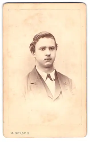 Fotografie H. Norden, Hamburg, Jungfernstieg 14, Porträt eines jungen Mannes