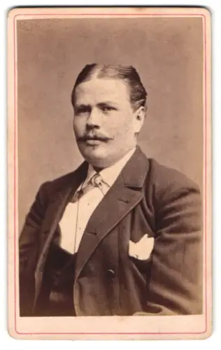 Fotografie S. Steenbock, Rostock, Kossfelder-Strasse 7, Porträt eines eleganten Herrn