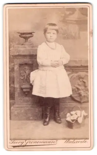 Fotografie Georg Gronemann, Walsrode, Eichstrasse 336, Kind mit Blumenkorb