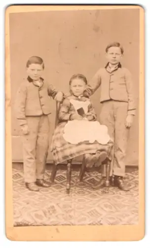 Fotografie Georg Gronemann, Walsrode, Gruppe mit drei Kindern
