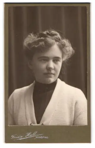Fotografie Frida Hall, Nyköping, Torgatan 6, Porträt einer jungen Frau