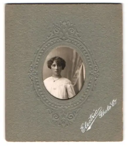 Fotografie Electric Photo Co., Ilfracombe, Junge Frau im eleganten Kleid in dekorativem Passepartout